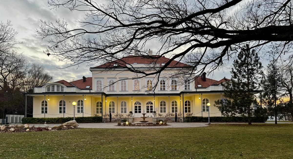 Feldvary Castle artwork centerpiece