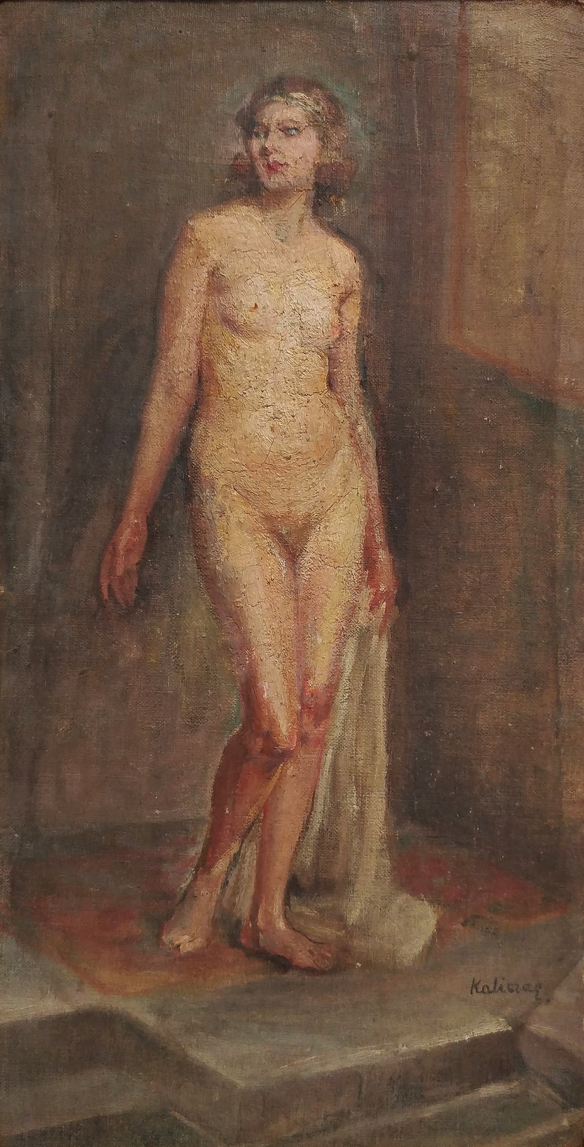 Műtermi fényben álló modell