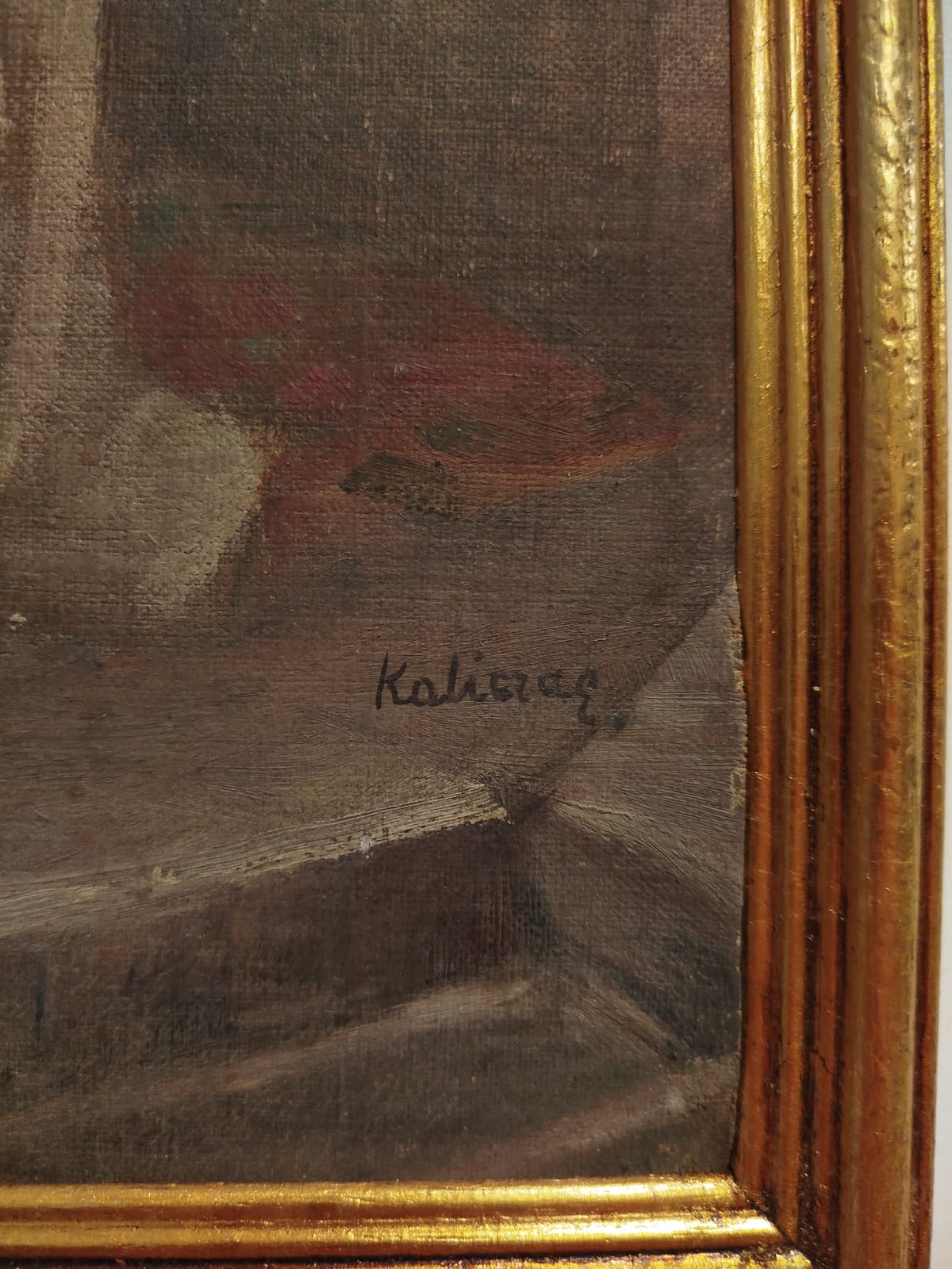 Műtermi fényben álló modell