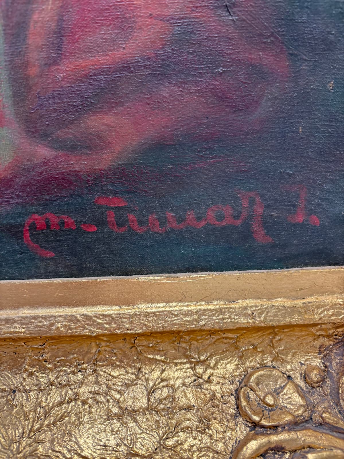 Elegáns hölgy fehér ruhában