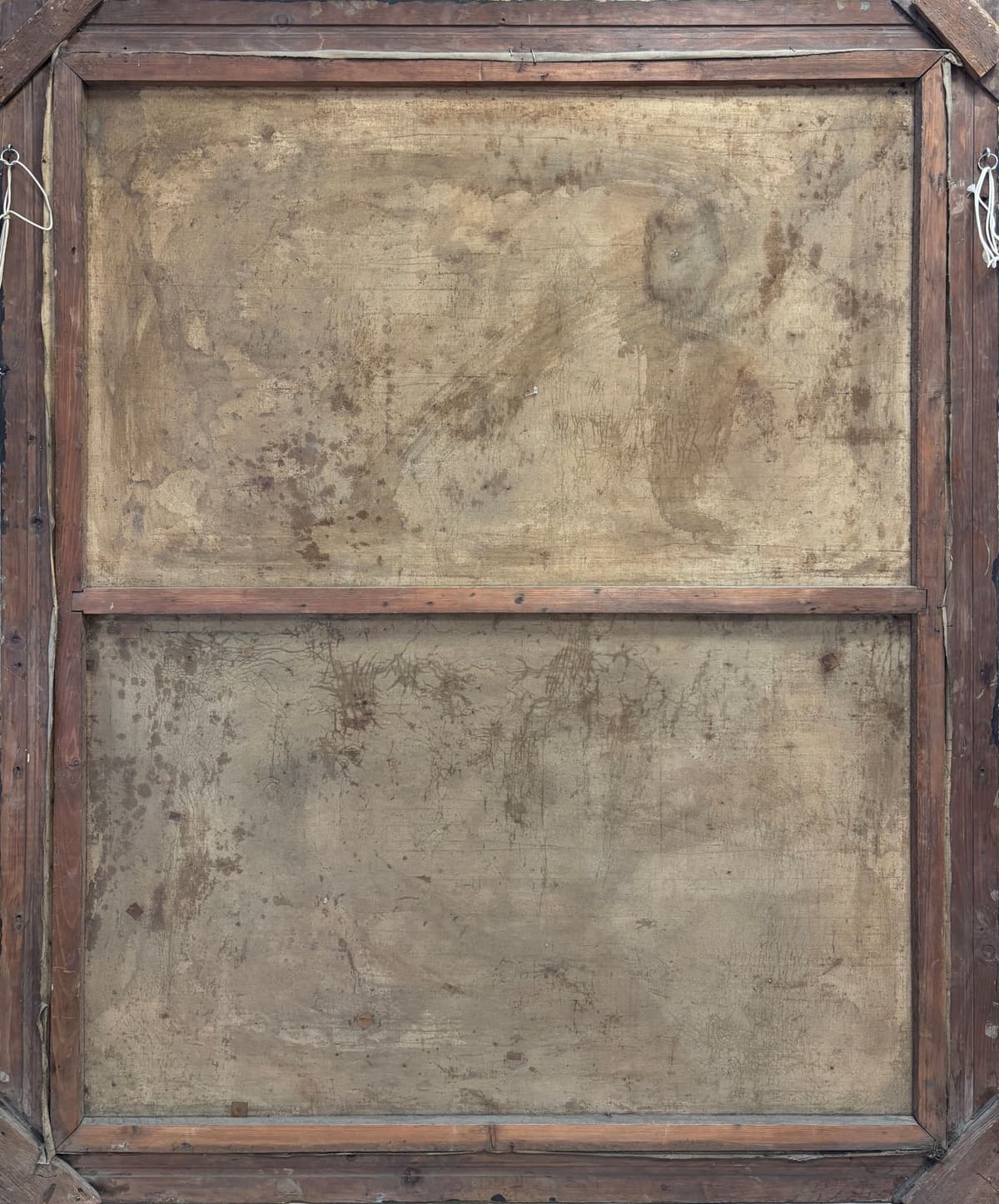 Elegáns hölgy fehér ruhában