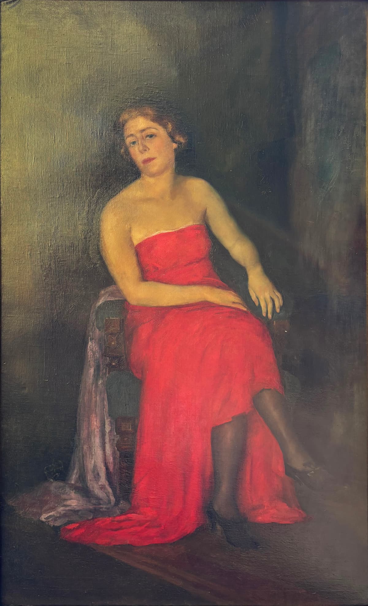 Fiatal nő piros ruhában