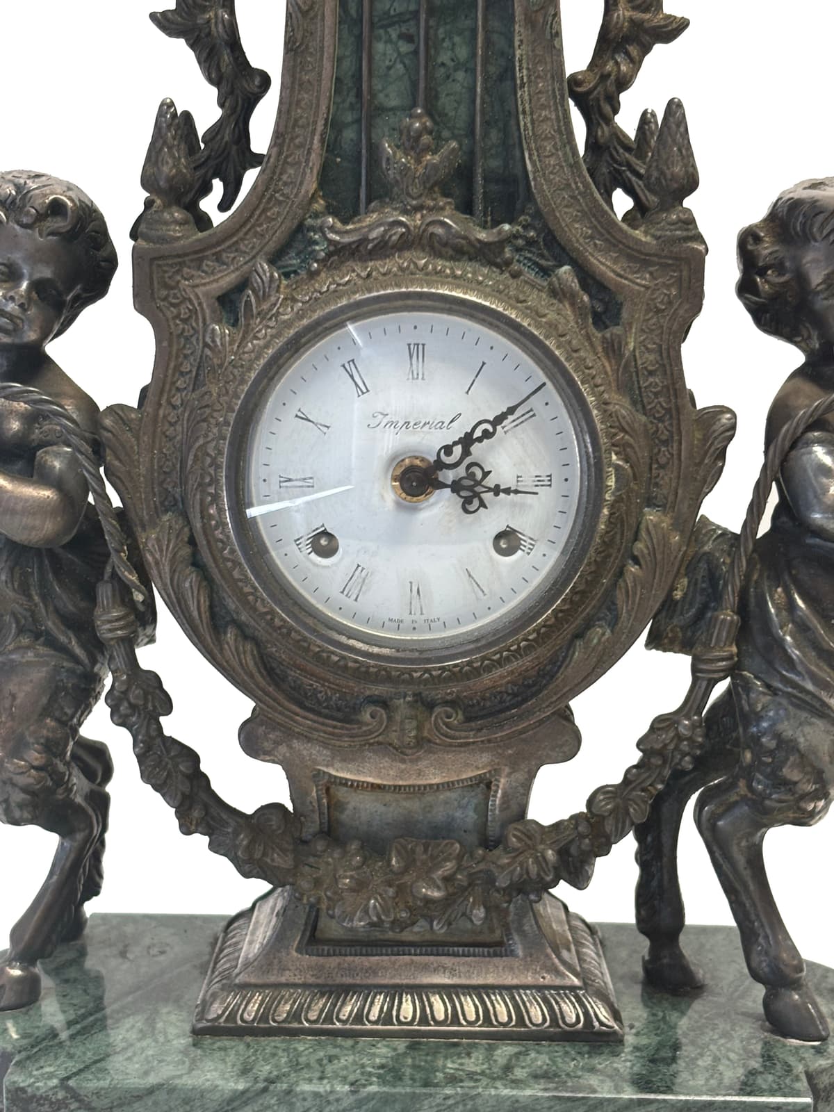 Régi óra Puttók őrzik az időt