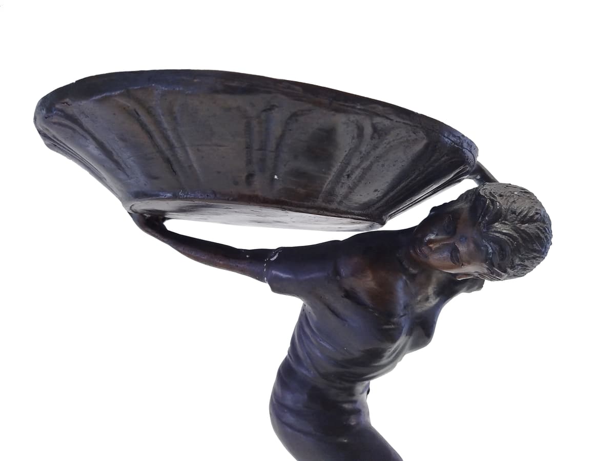 Kosarat vivő hölgy