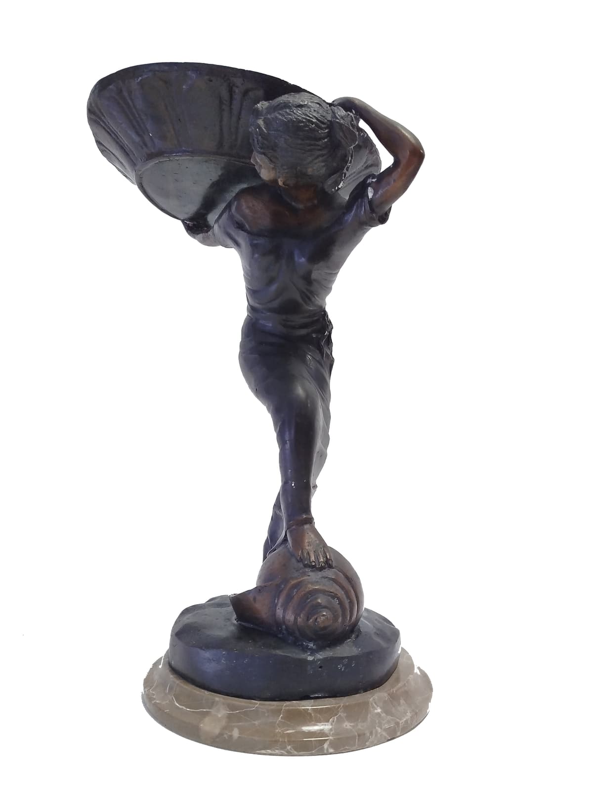 Kosarat vivő hölgy