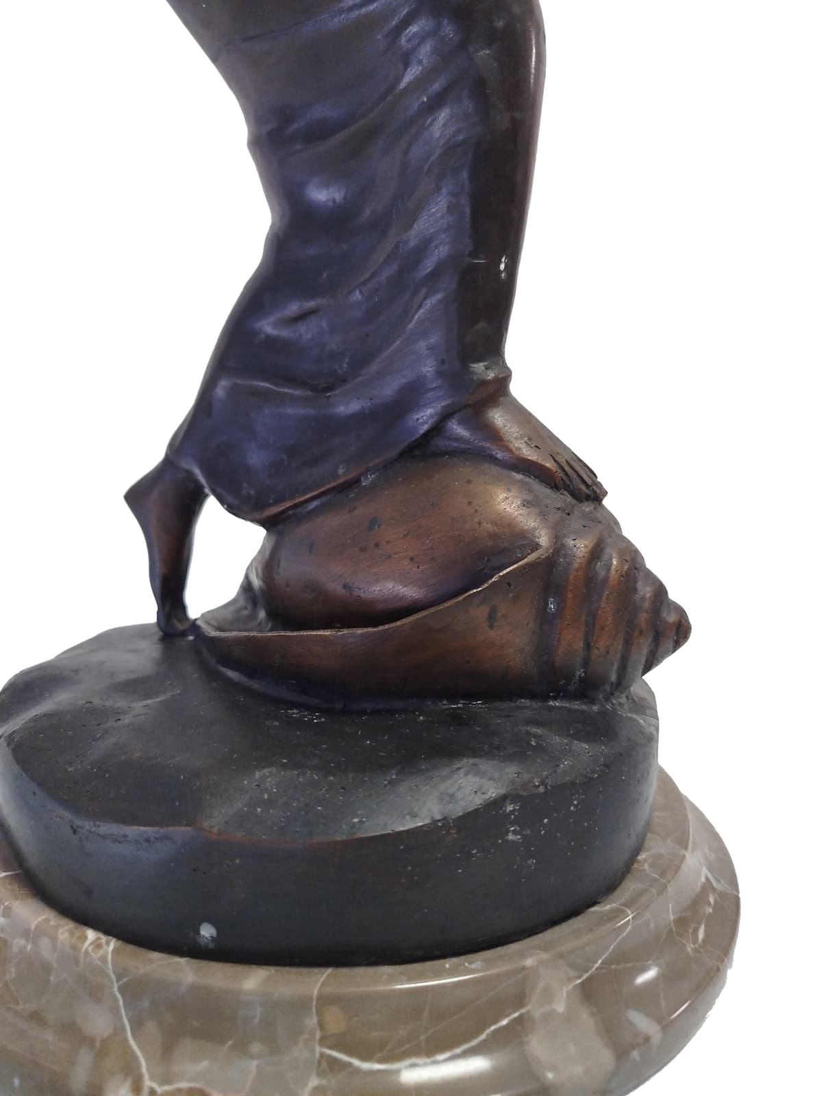 Kosarat vivő hölgy