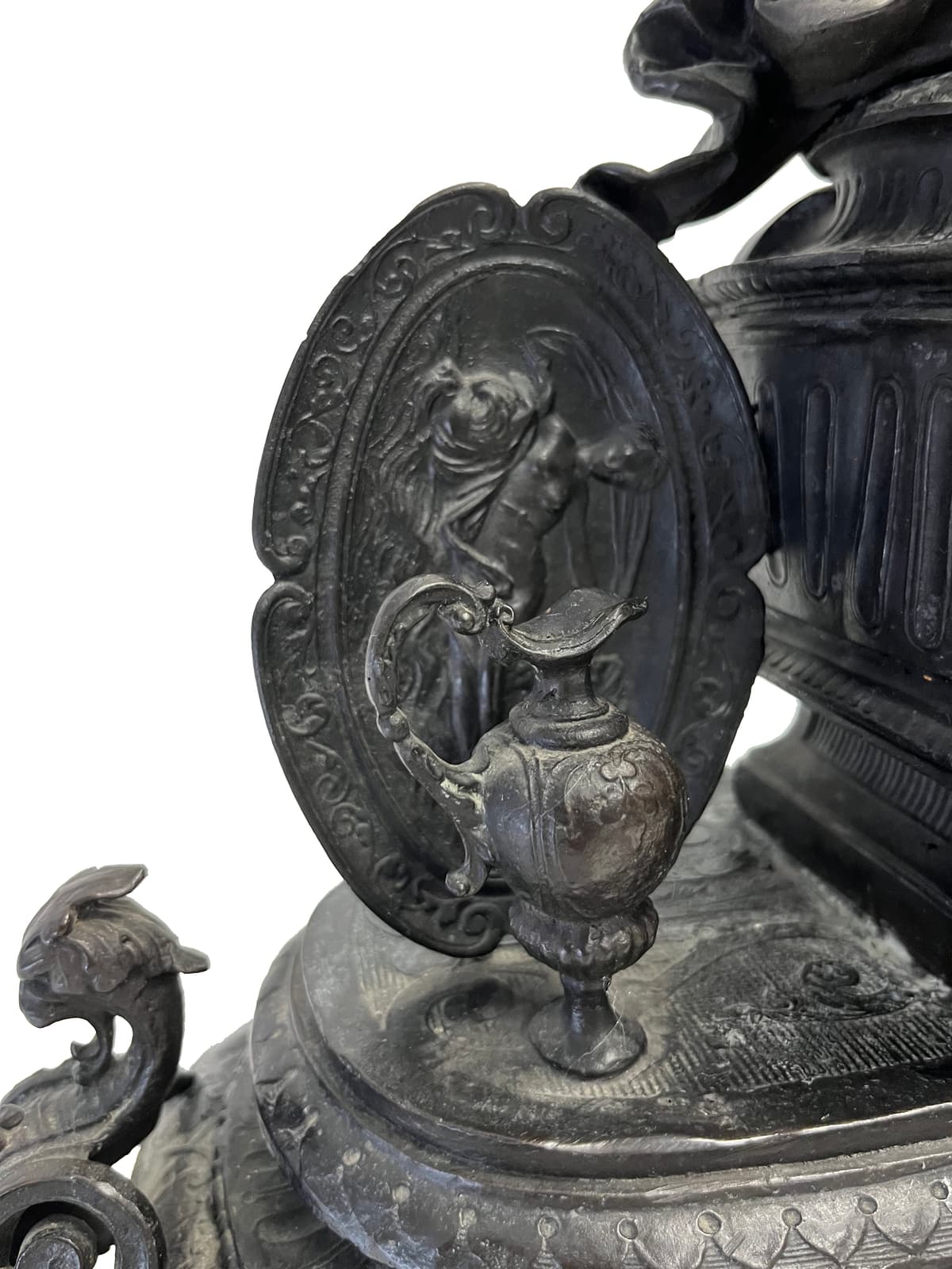 Kandallóóra - Pallas Athéné Istennő -  ülő szobrával díszítve