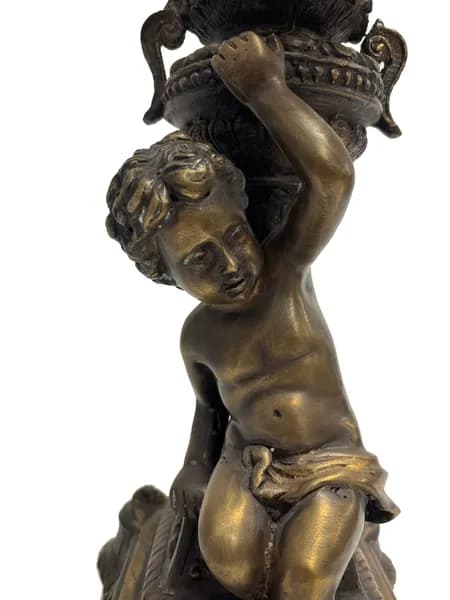 Fényőrző puttó... –  ötágú bronz gyertyatartó