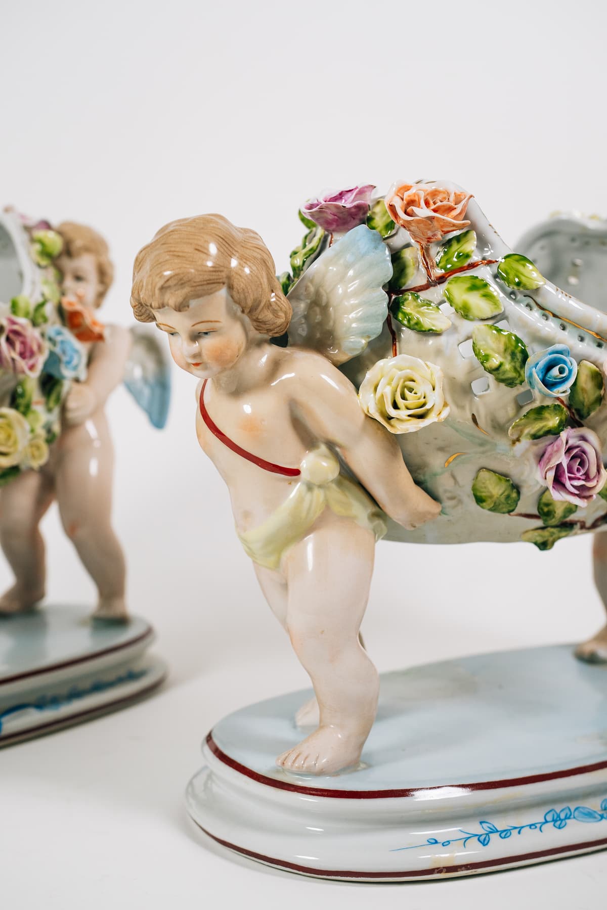 Ámor párok tavaszi menete – virágfüzérrel díszes jardinière-pár