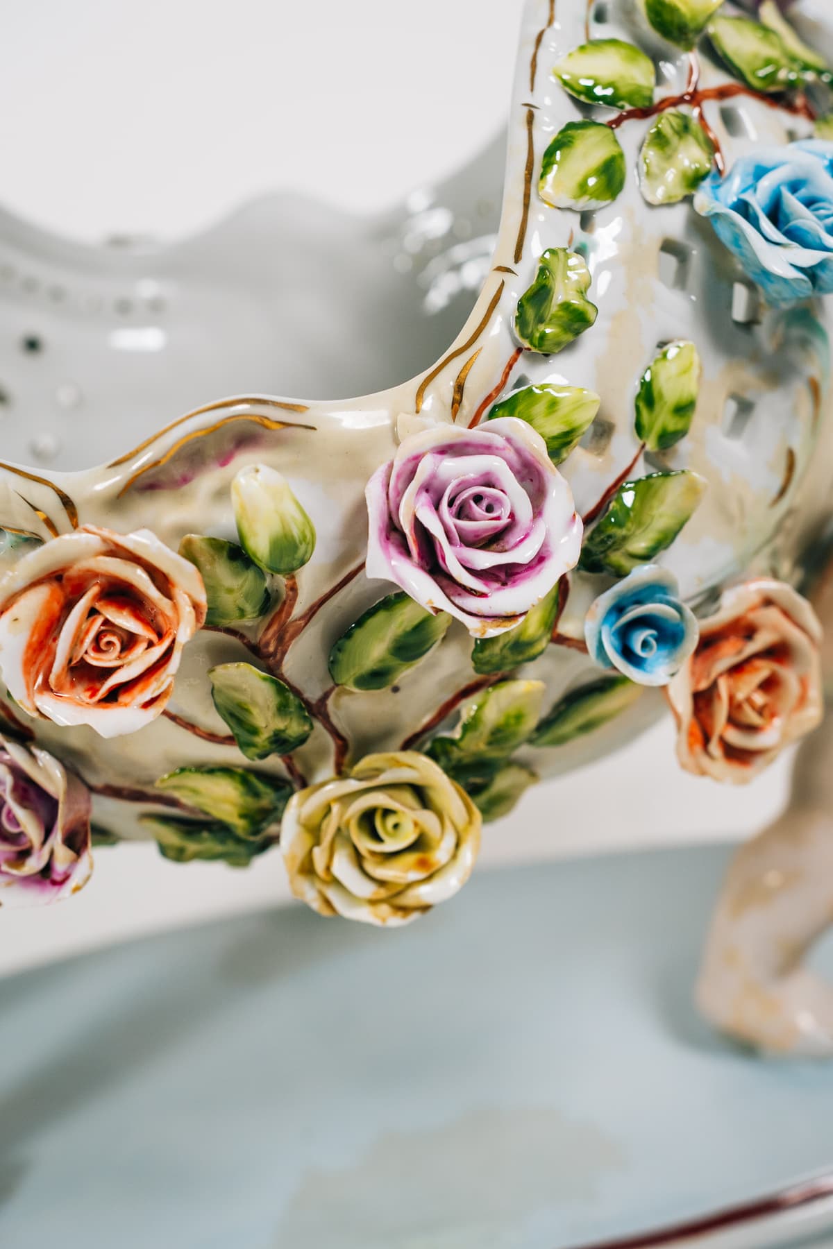 Ámor párok tavaszi menete – virágfüzérrel díszes jardinière-pár