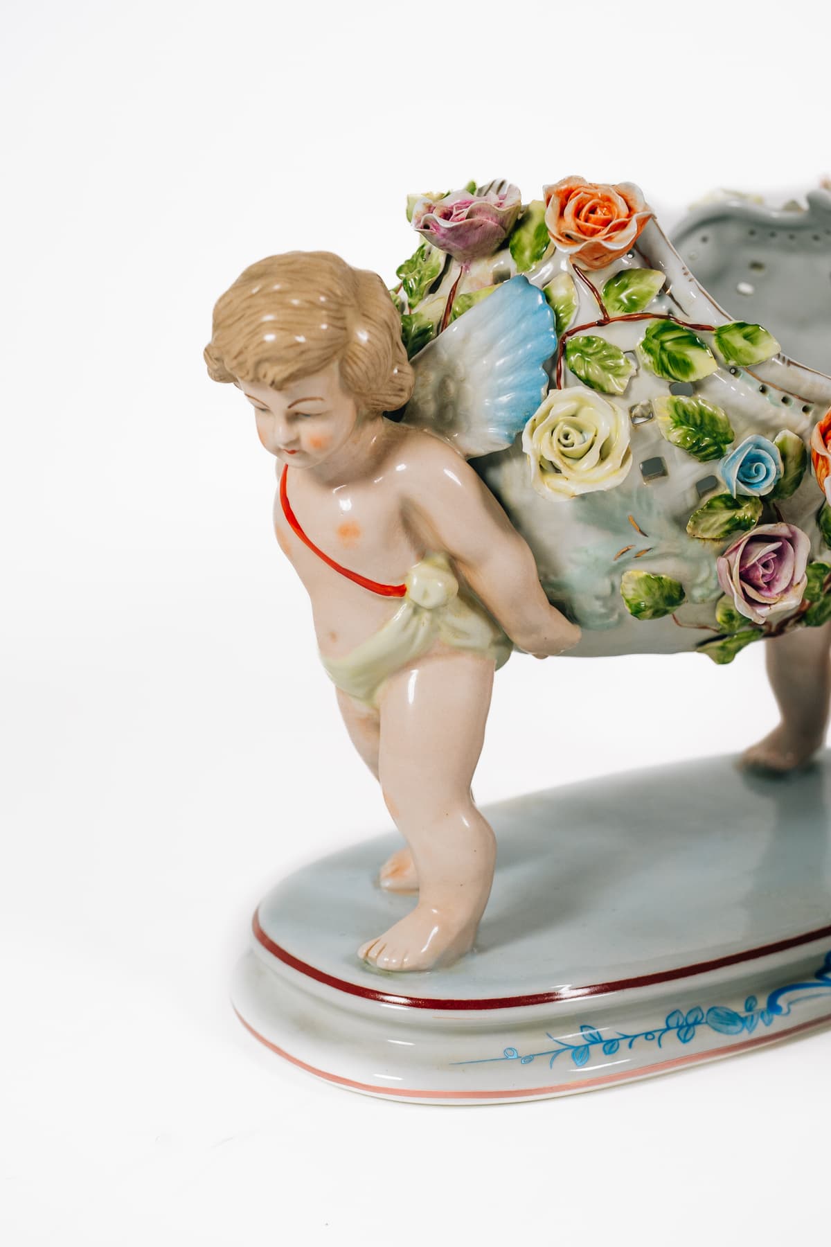 Ámor párok tavaszi menete – virágfüzérrel díszes jardinière-pár