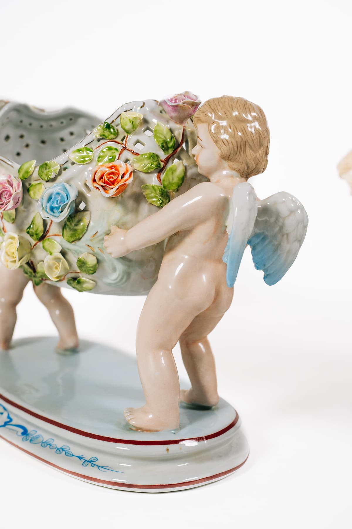 Ámor párok tavaszi menete – virágfüzérrel díszes jardinière-pár