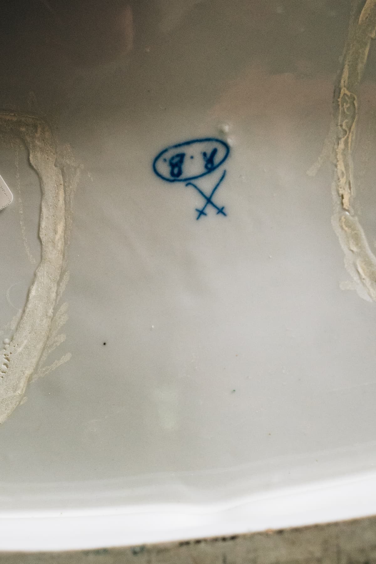 Ámor párok tavaszi menete – virágfüzérrel díszes jardinière-pár