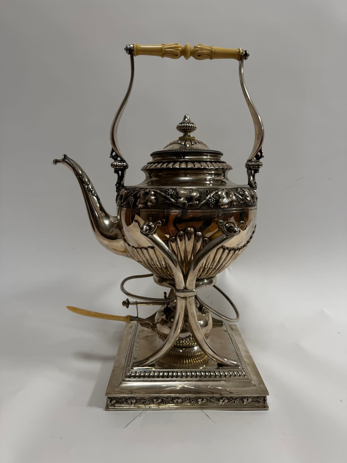 Ezüst teáskanna, szamovár