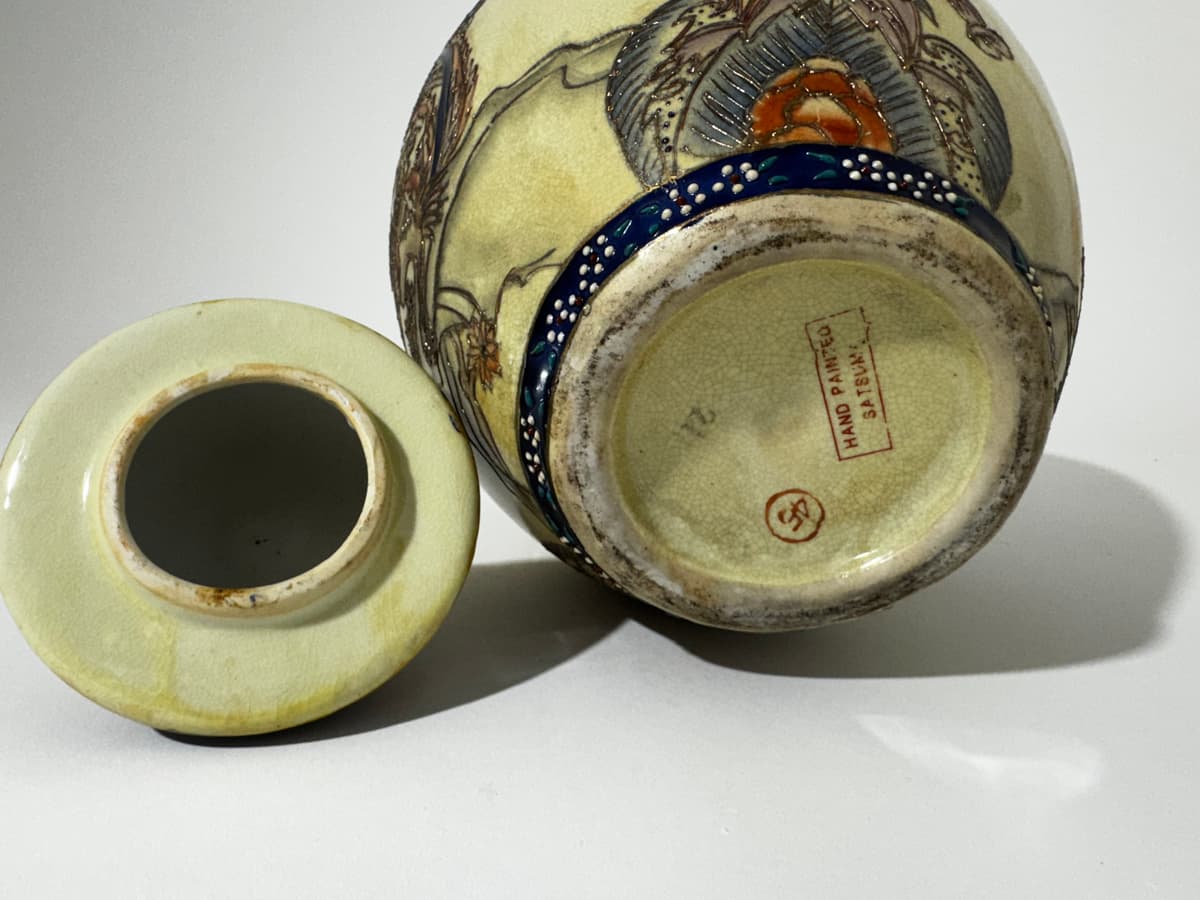 Aranyba foglalt kék kartusok – Meiji-kori Satsuma urna