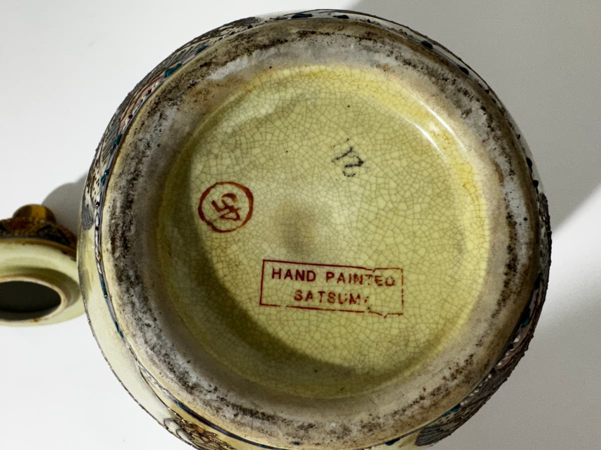 Aranyba foglalt kék kartusok – Meiji-kori Satsuma urna