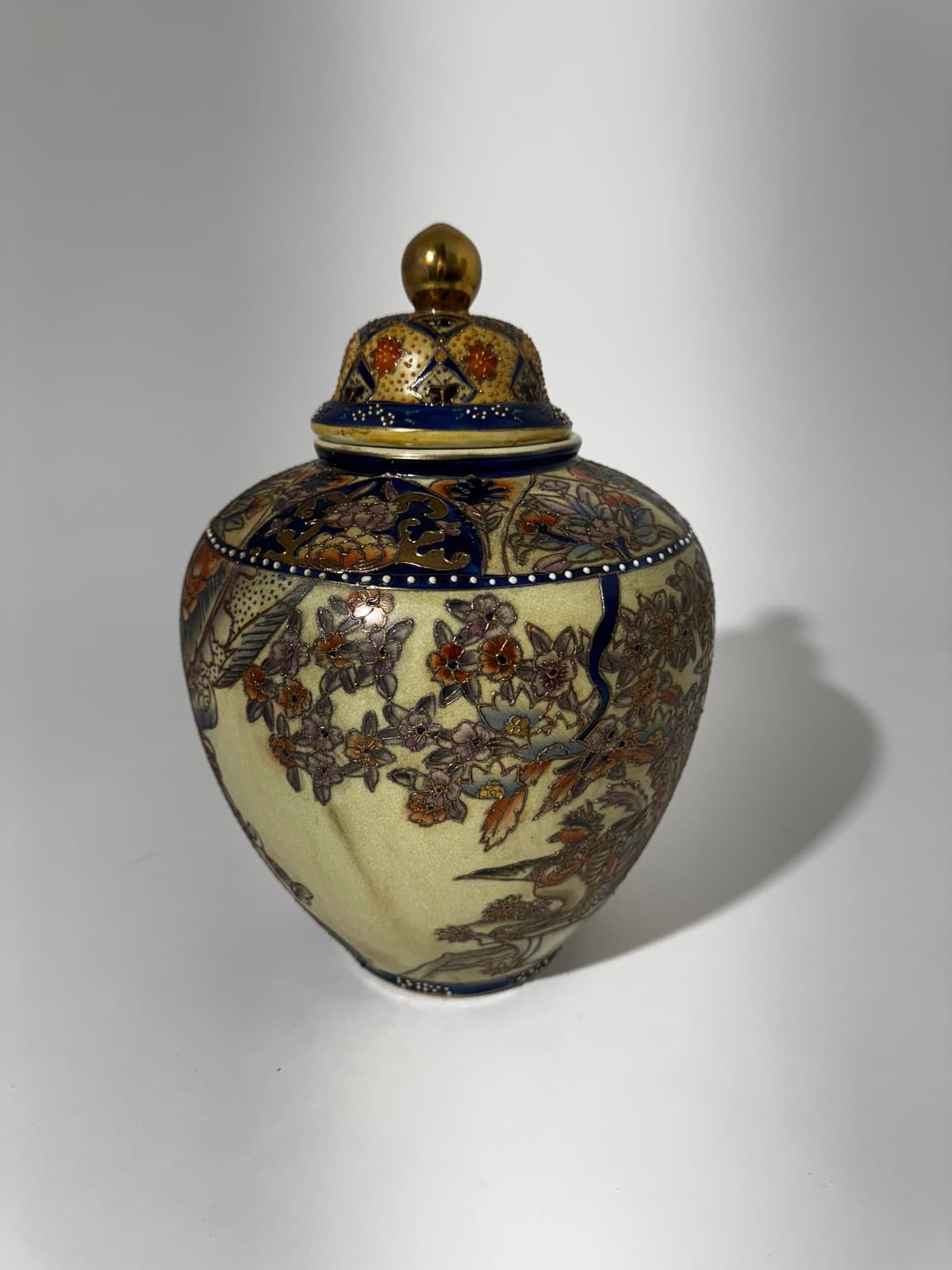 Aranyba foglalt kék kartusok – Meiji-kori Satsuma urna