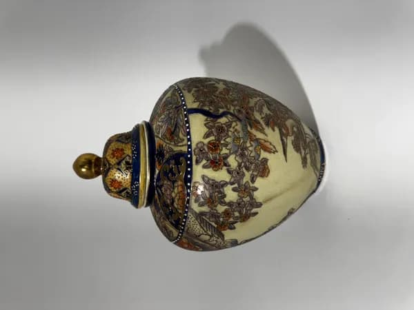 Aranyba foglalt kék kartusok – Meiji-kori Satsuma urna