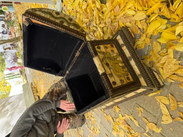 A gyíkok őrzője – csont és réz berakásos ládika