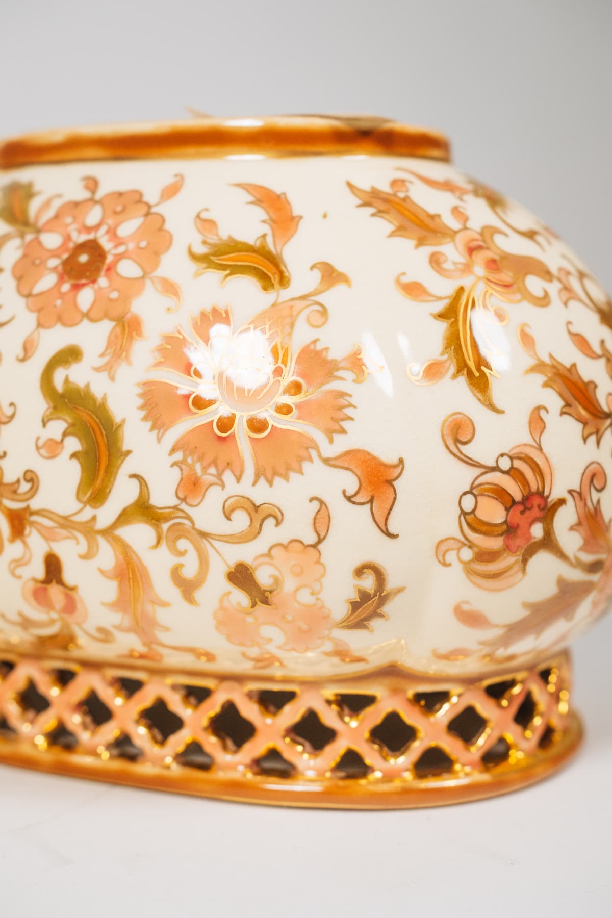 Zsolnay - Áttört peremű kaspó