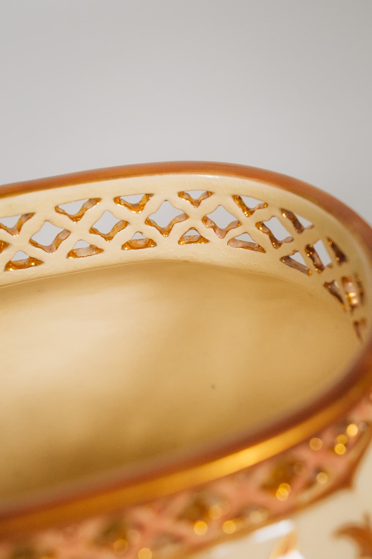 Zsolnay - Áttört peremű kaspó