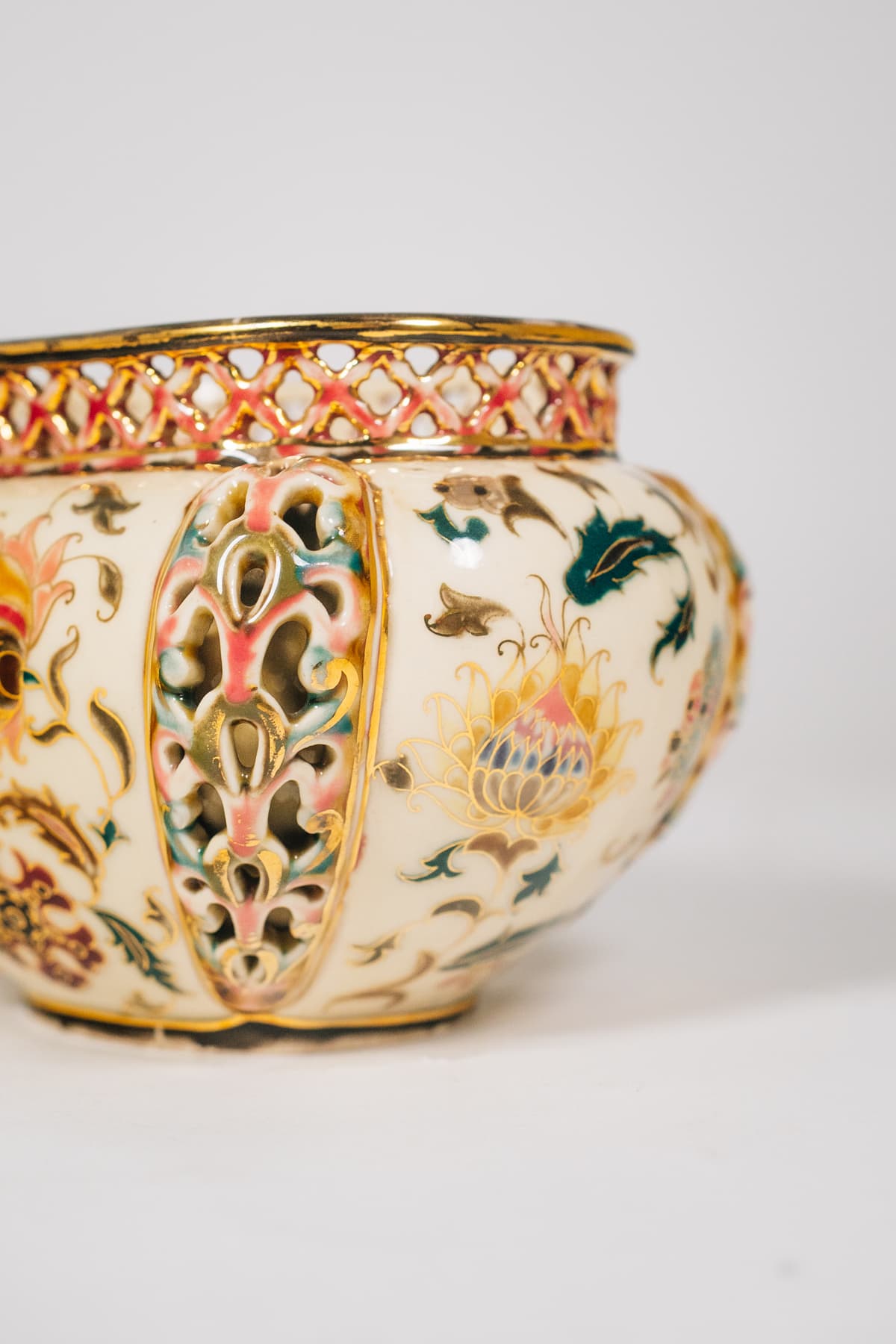 Zsolnay - Áttört peremezésű díszkaspó