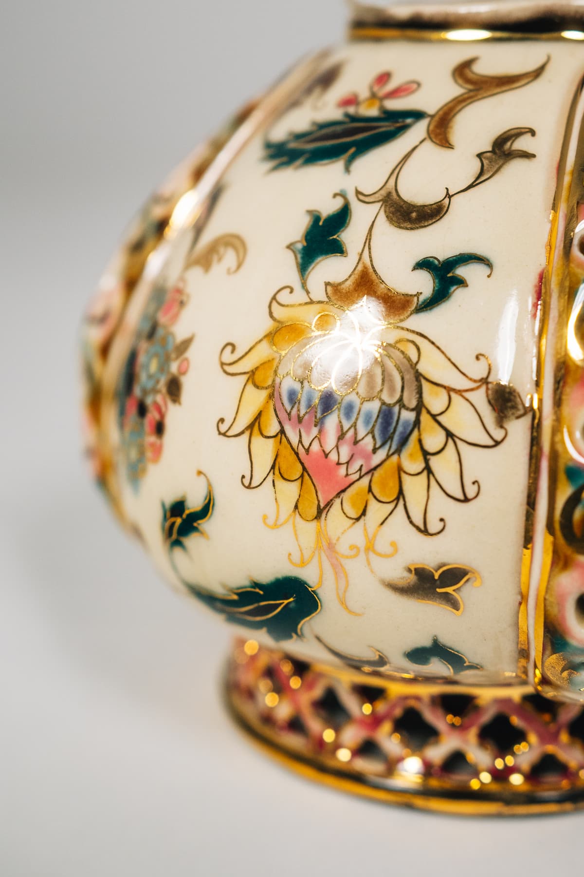 Zsolnay - Áttört peremezésű díszkaspó