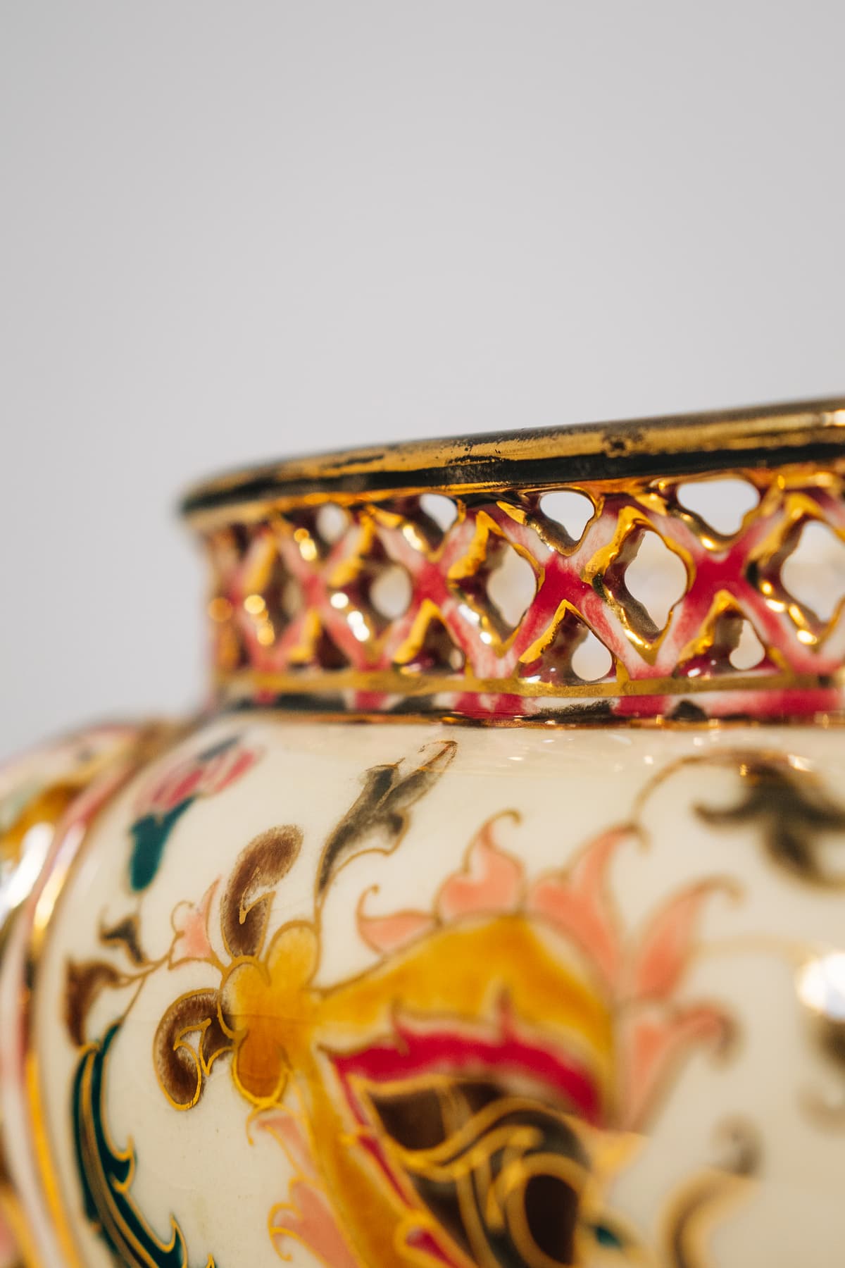 Zsolnay - Áttört peremezésű díszkaspó