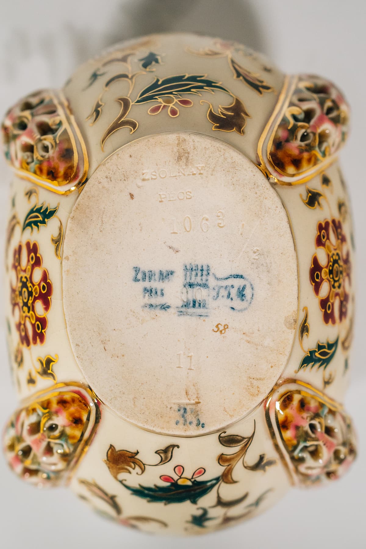 Zsolnay - Áttört peremű virágdíszes kaspó