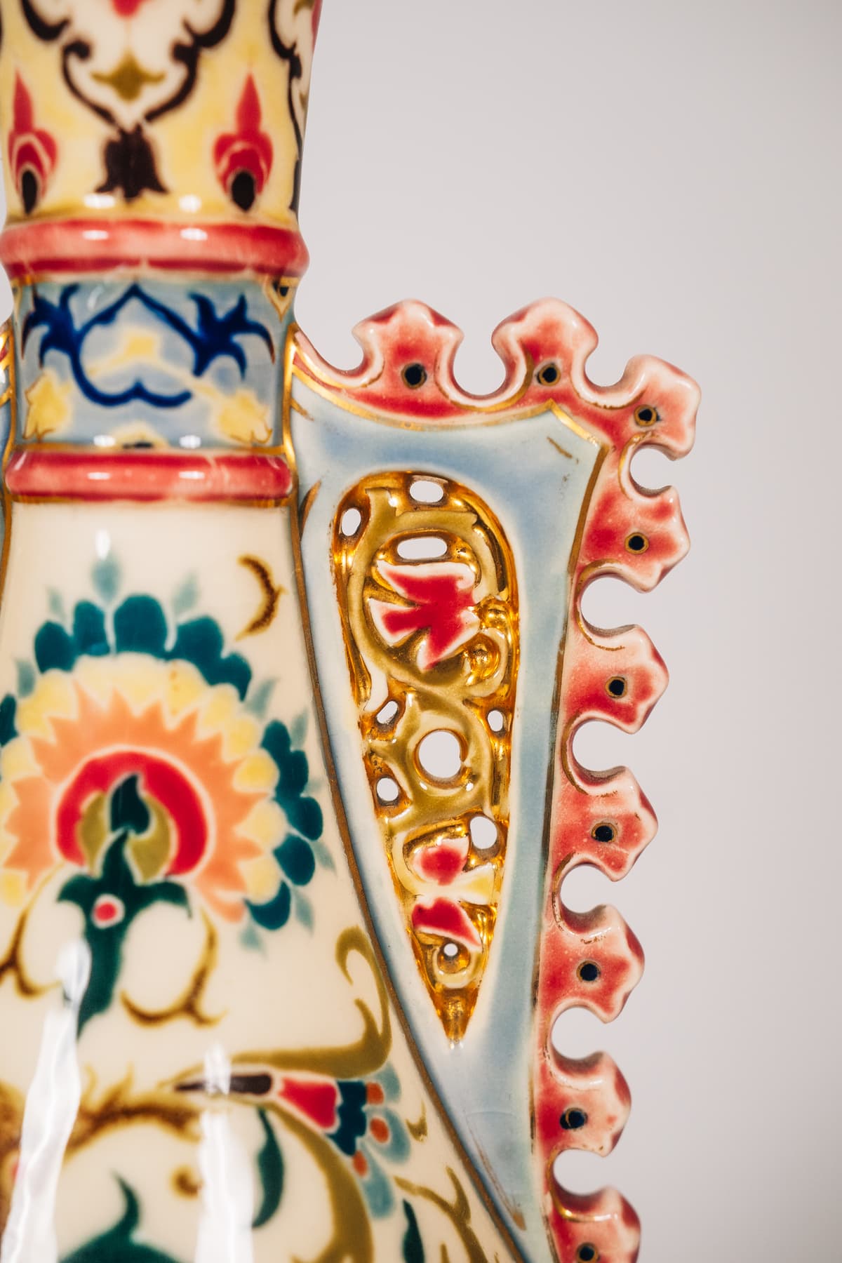 Zsolnay - Áttört szárnyfüles váza I.