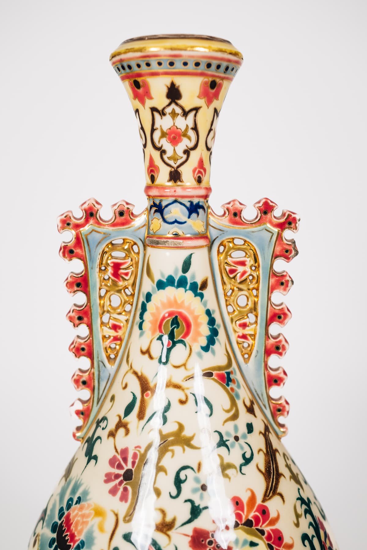 Zsolnay - Áttört szárnyfüles váza I.