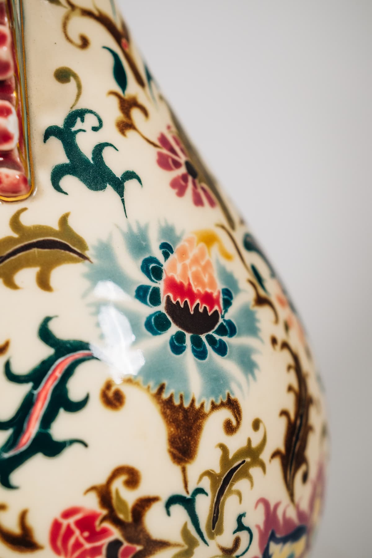 Zsolnay - Áttört szárnyfüles váza I.