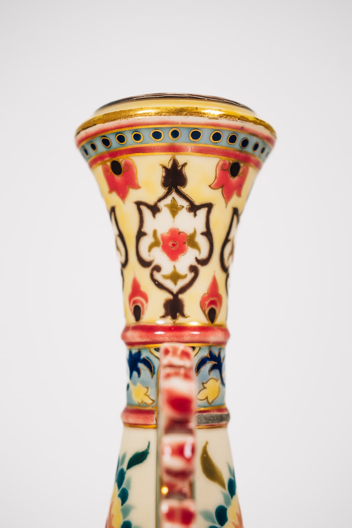 Zsolnay - Áttört szárnyfüles váza I.