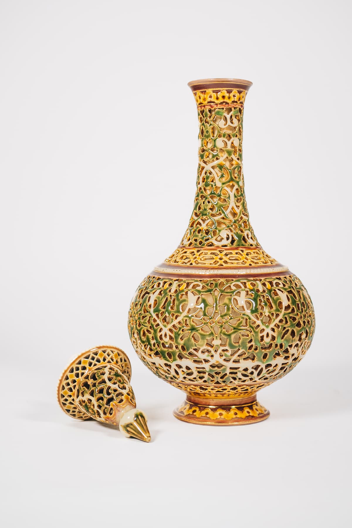 Zsolnay - Díszváza csúcsdísszel II.