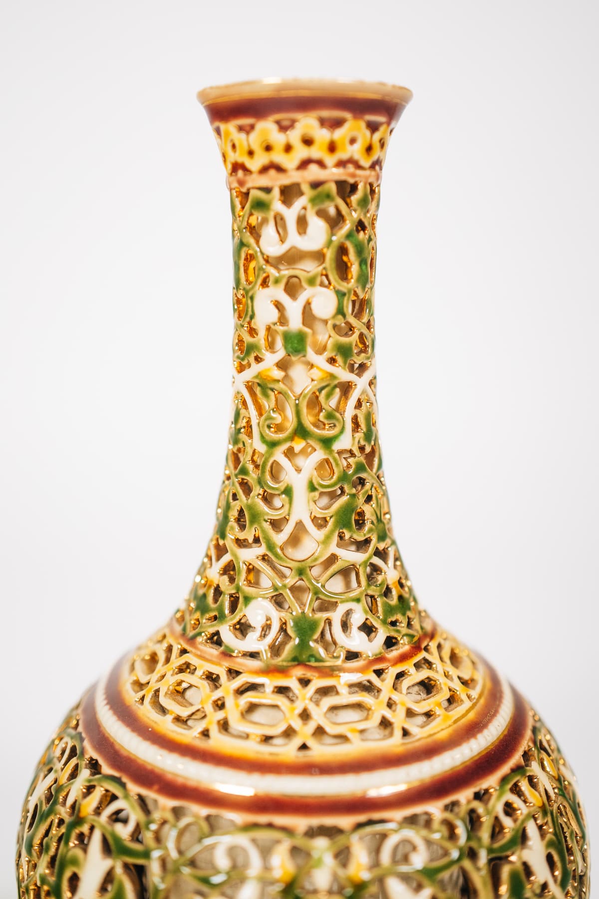 Zsolnay - Áttört - Díszváza csúcsdísszel I.