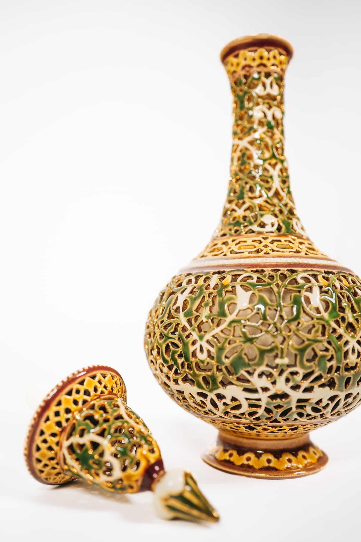 Zsolnay - Áttört - Díszváza csúcsdísszel I.