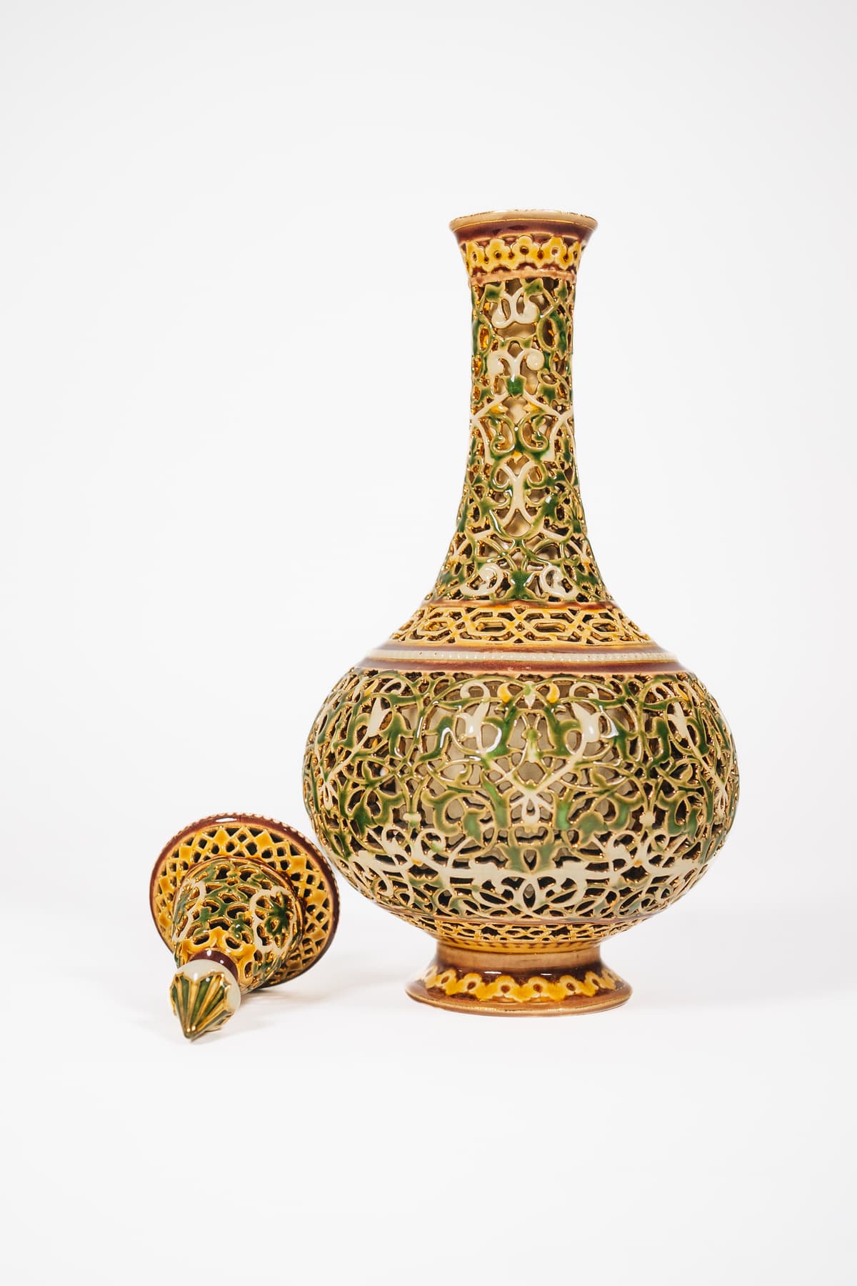 Zsolnay - Áttört - Díszváza csúcsdísszel I.