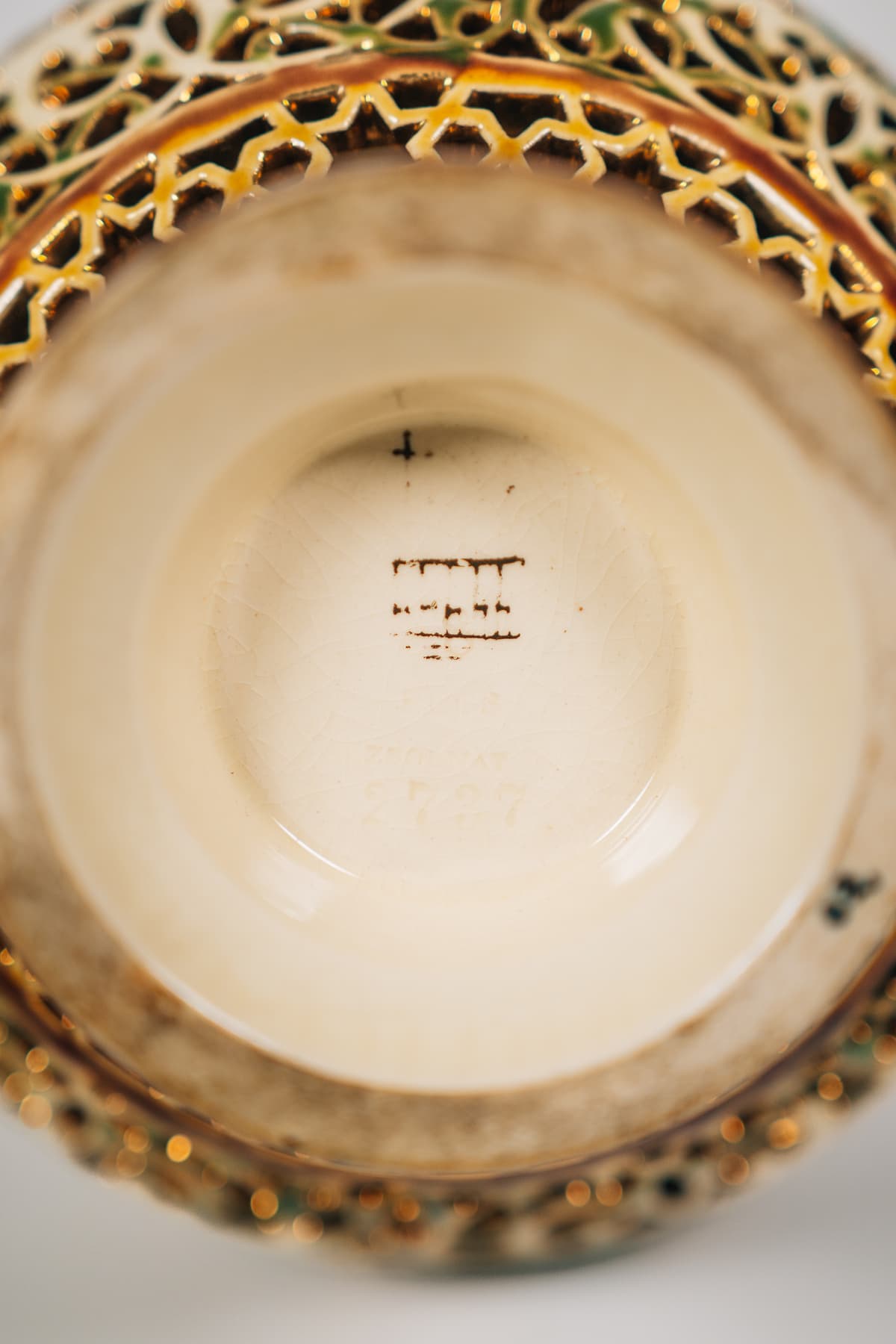 Zsolnay - Áttört - Díszváza csúcsdísszel I.