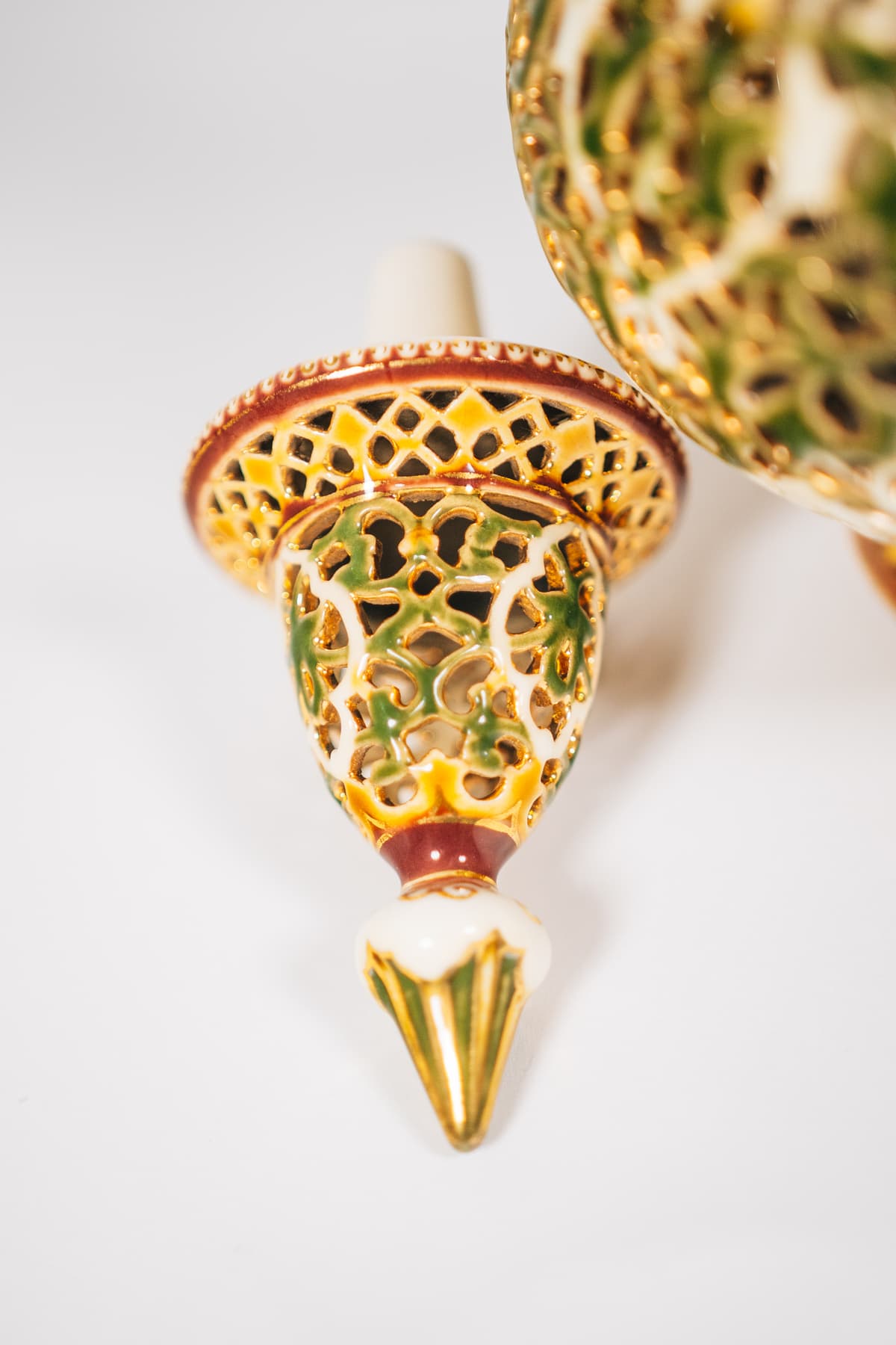 Zsolnay - Áttört - Díszváza csúcsdísszel I.