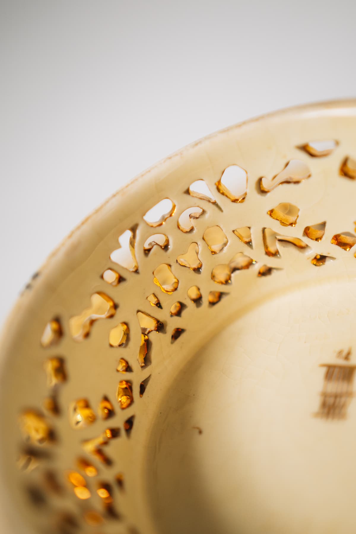 Zsolnay - Orientális-arabeszk talpas kínálótál