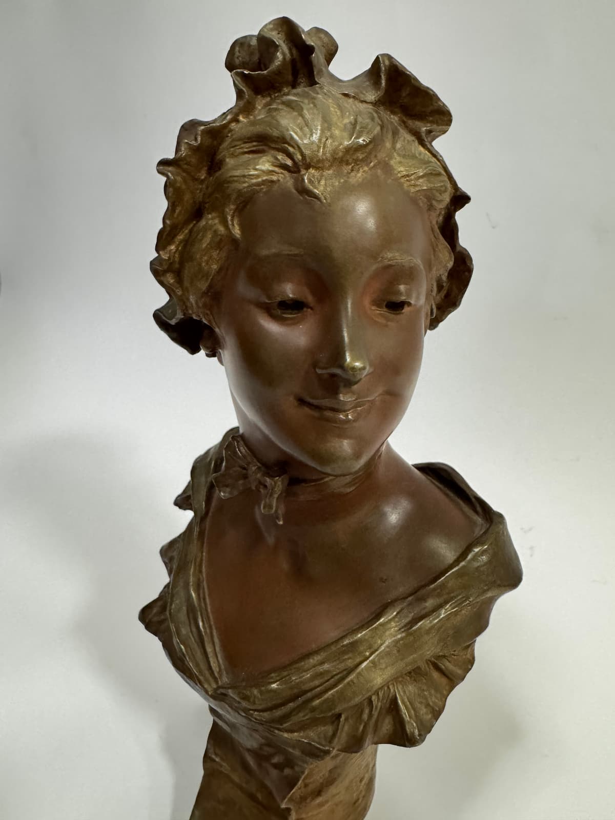 Francia terrakotta mellszobor