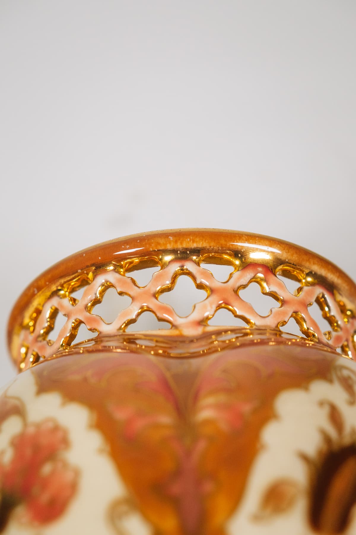 Zsolnay - Áttört peremű váza