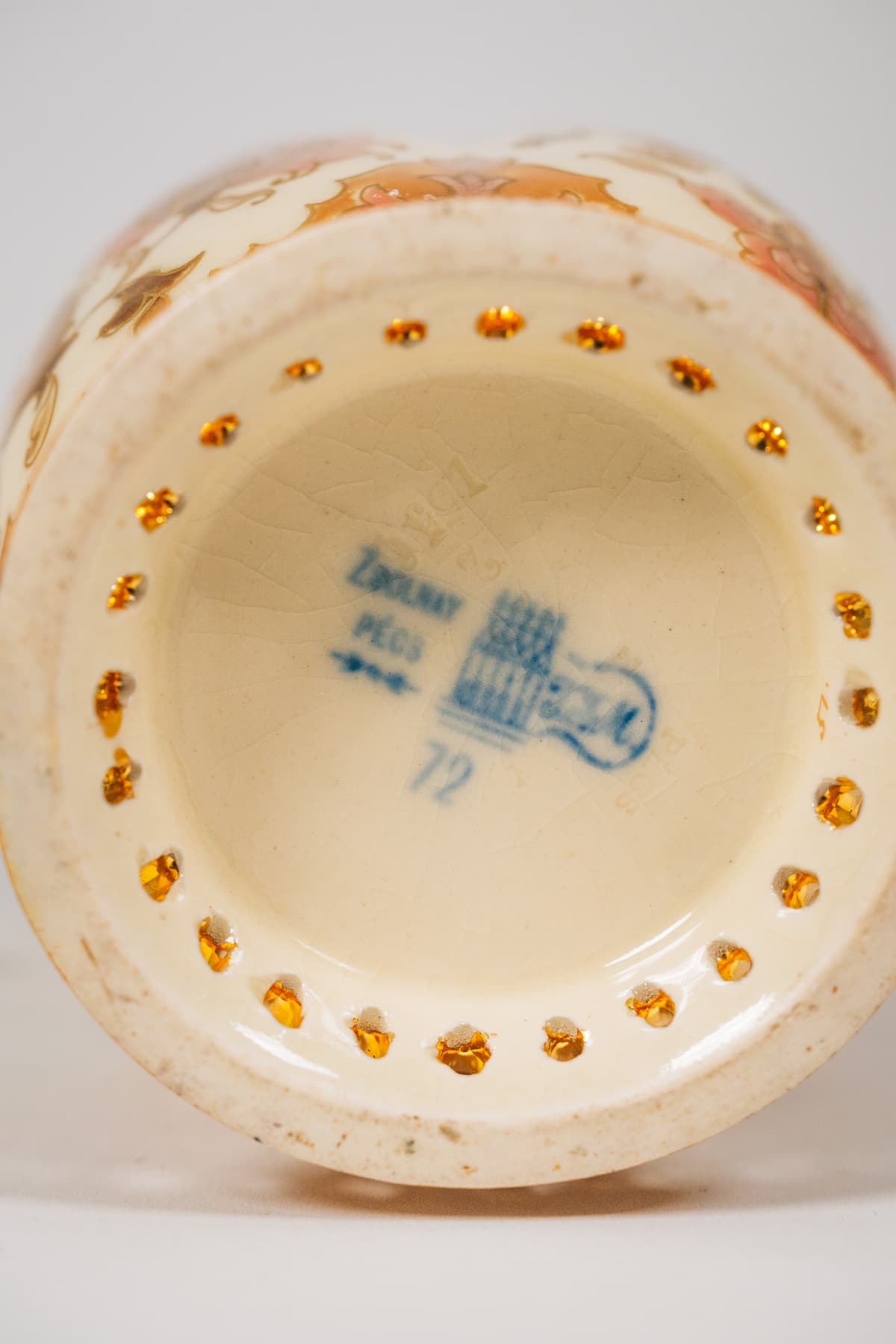 Zsolnay - Áttört peremű váza