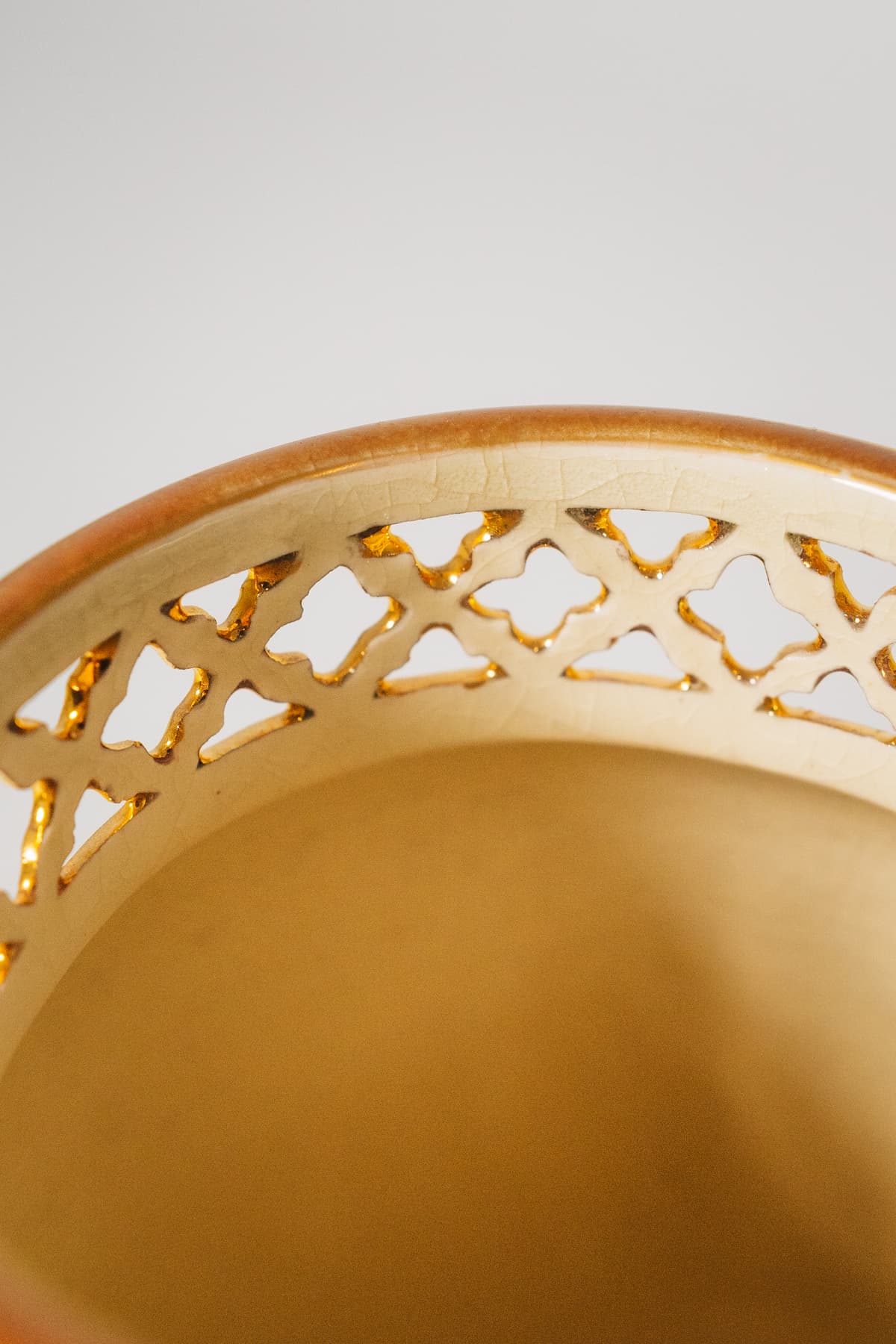 Zsolnay - Áttört peremű váza