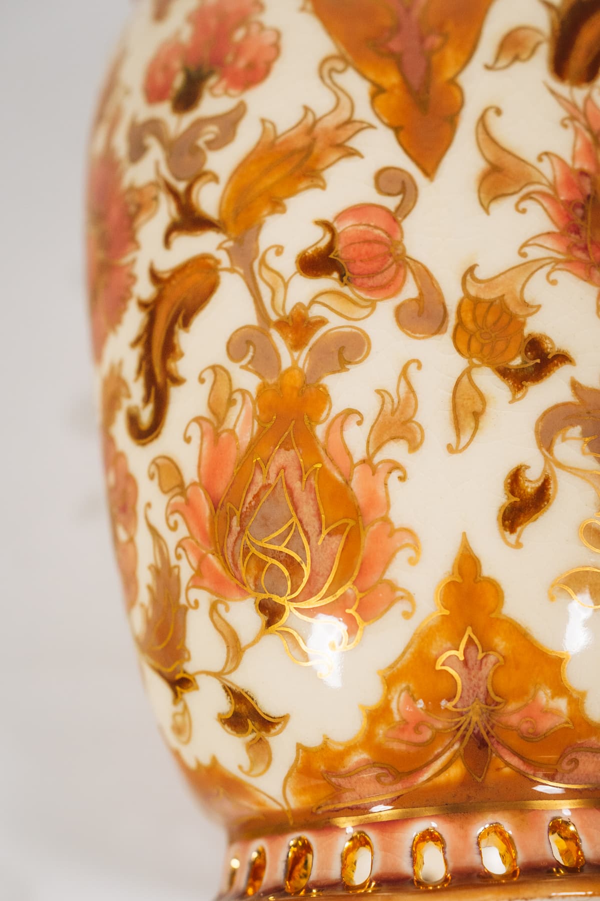 Zsolnay - Áttört peremű váza