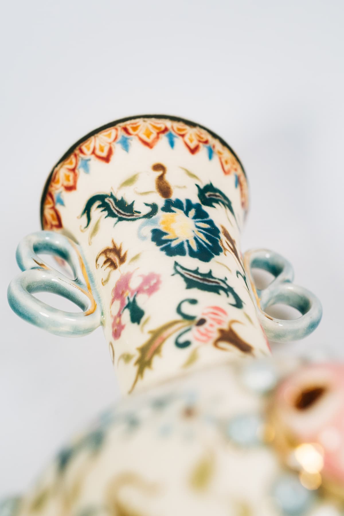 Zsolnay - perzsa-török sorozat díszvázája, kettős gyűrűs fülpárral