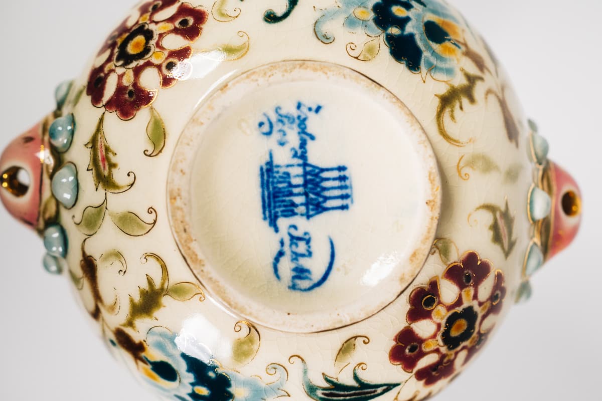 Zsolnay - perzsa-török sorozat díszvázája, kettős gyűrűs fülpárral