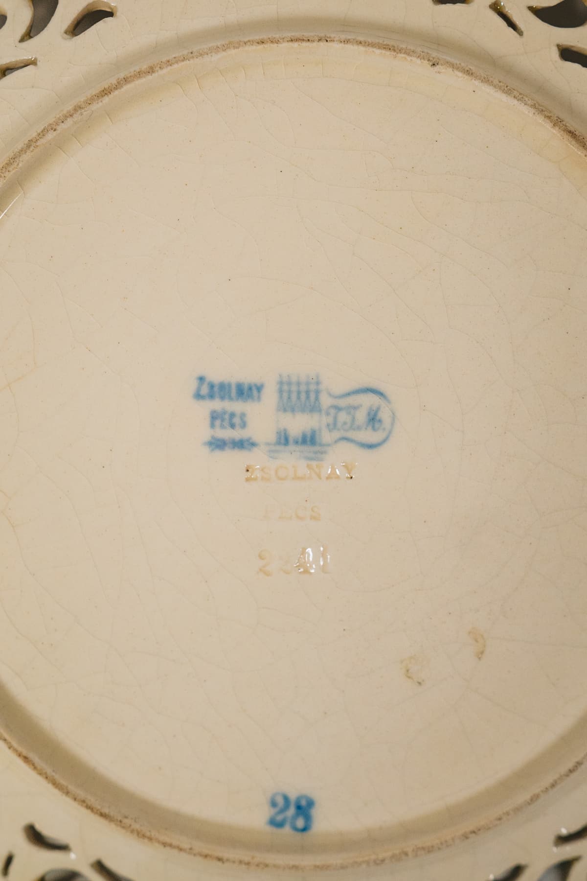 Zsolnay - Áttört peremű arabeszk dísztányér