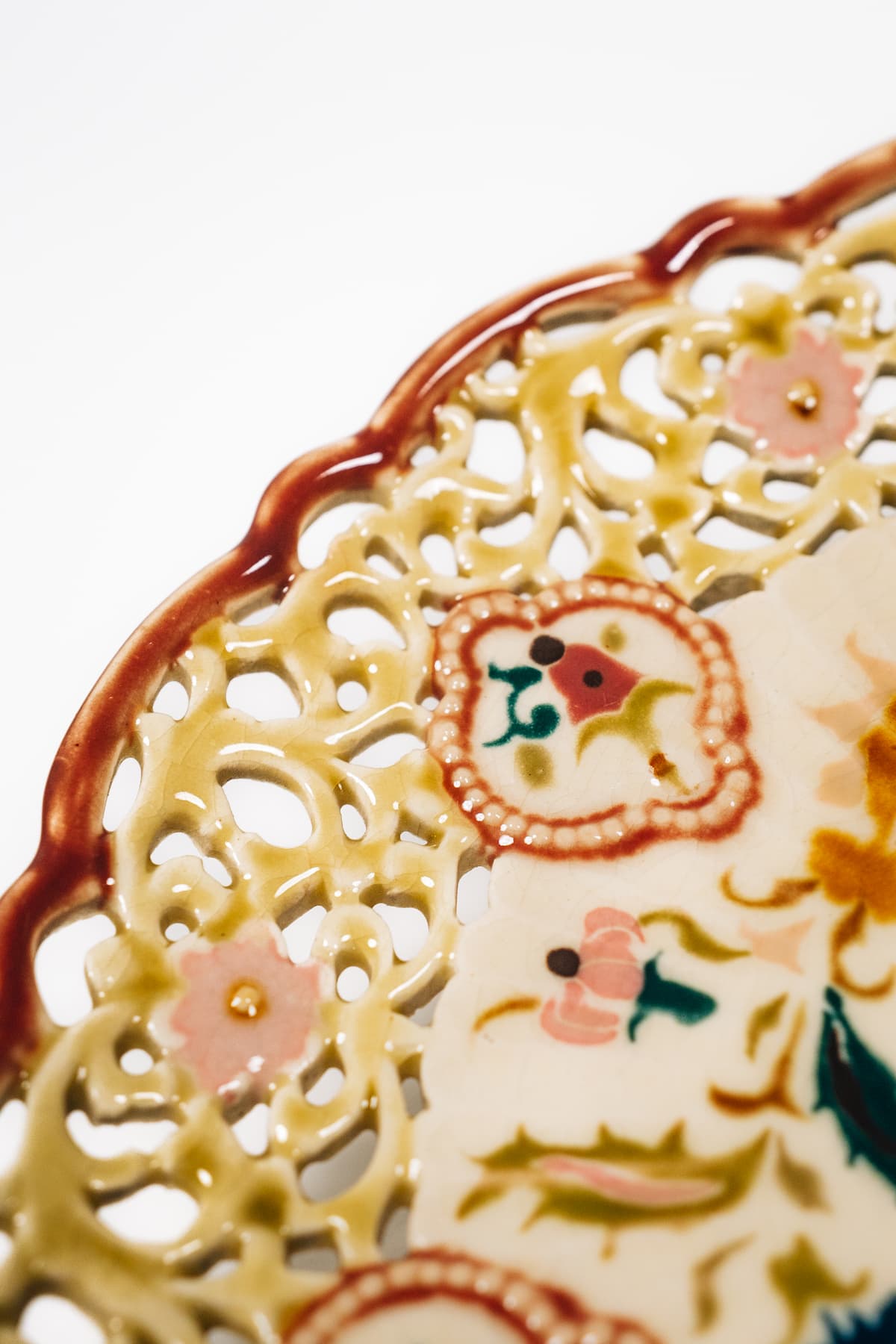 Zsolnay - Áttört peremű arabeszk dísztányér