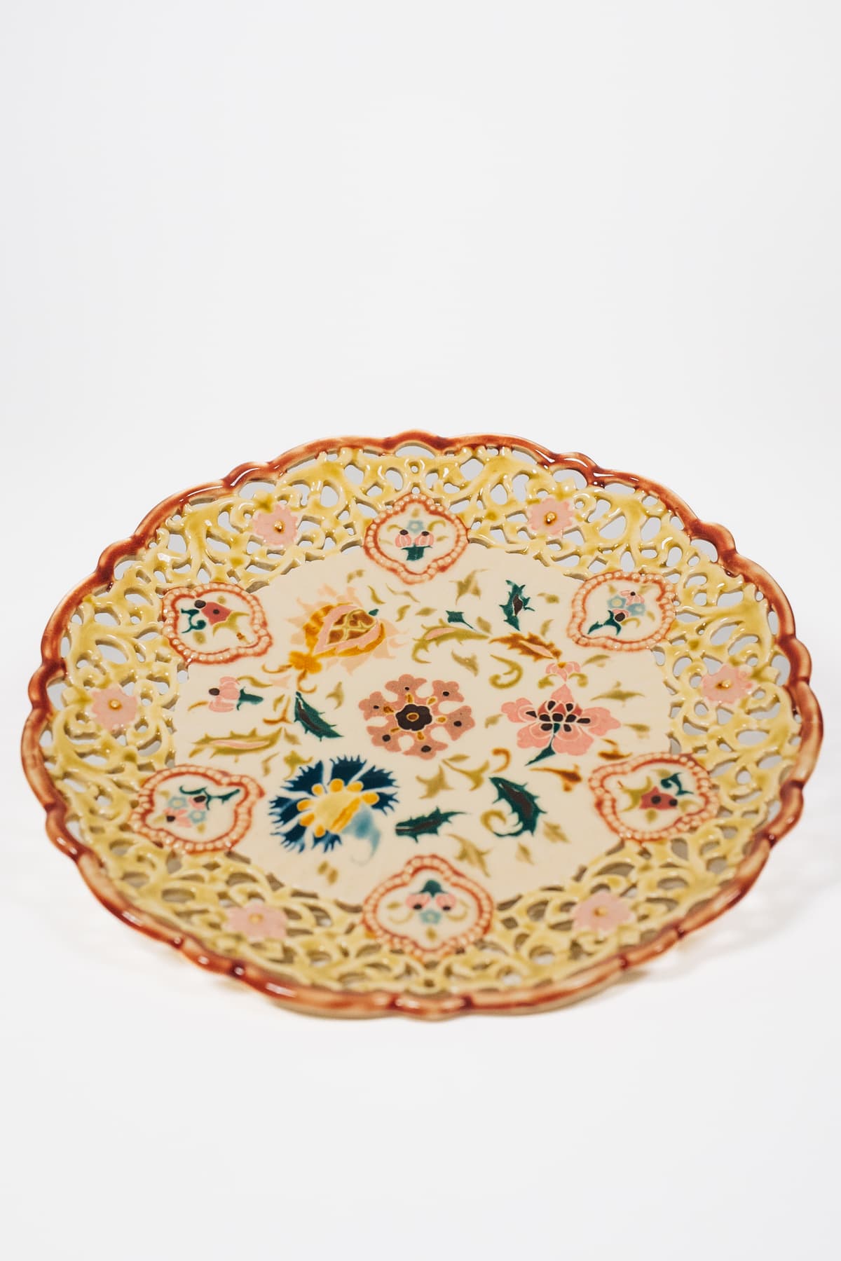 Zsolnay - Áttört peremű arabeszk dísztányér